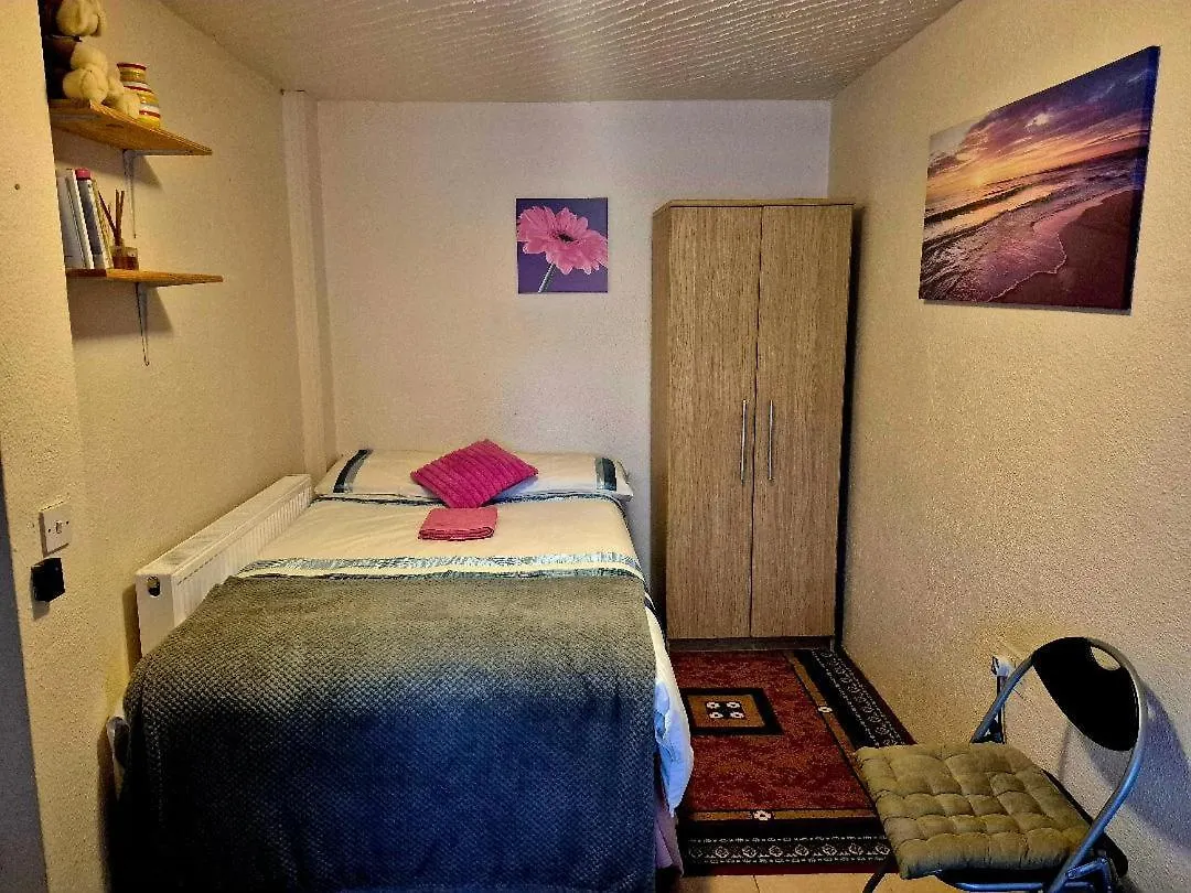 Private Room In Shared House-N 1 Nottingham 0*,  United Kingdom