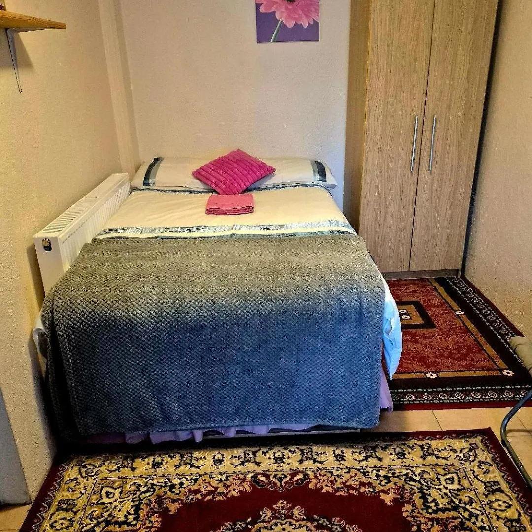 Private Room In Shared House-N 1 Nottingham 0*,  United Kingdom