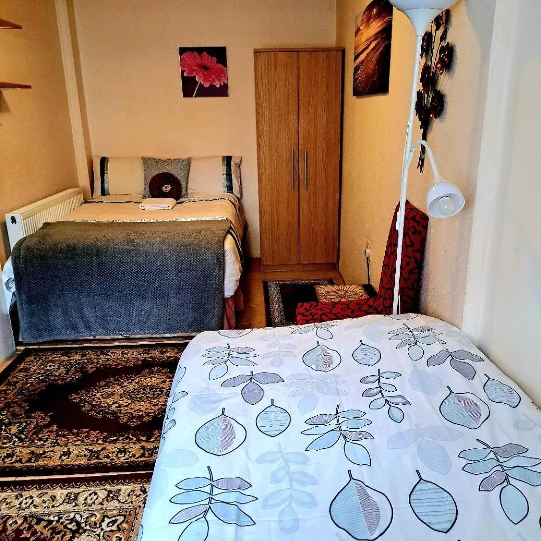 Private Room In Shared House-N 1 Nottingham Apartment