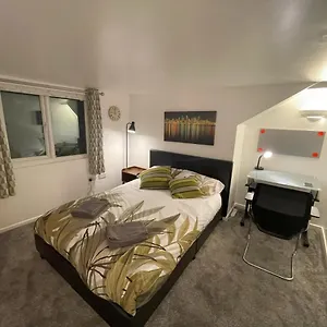  Apartment 2 Bed 1st Floor Flat Near Centre