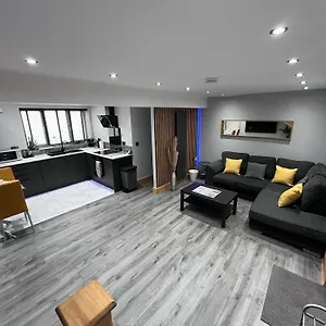  Apartment Entire Two Bedroom & Free Parking